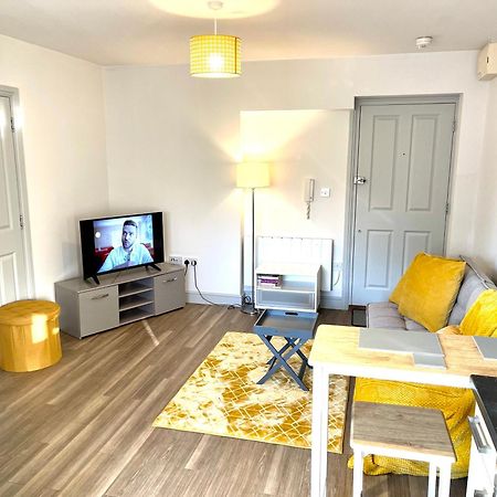 Stylish Cosy And Bright Apartment - Fantastic Location - Perfect For Business Or Solo Travellers Bishop's Stortford Exterior photo