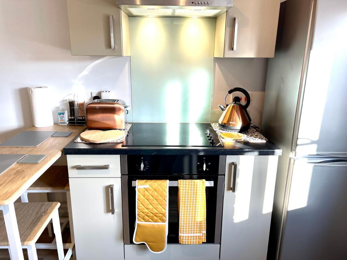Stylish Cosy And Bright Apartment - Fantastic Location - Perfect For Business Or Solo Travellers Bishop's Stortford Exterior photo