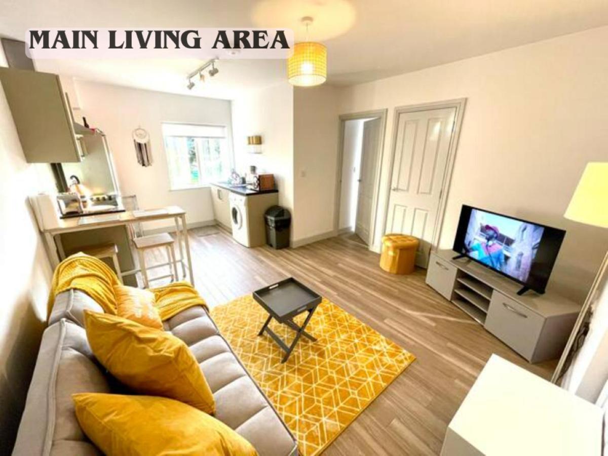 Stylish Cosy And Bright Apartment - Fantastic Location - Perfect For Business Or Solo Travellers Bishop's Stortford Exterior photo